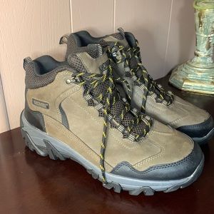 Khombu Boots sz 8 M